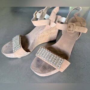 Nine West Leather Cream Wedge Sandals with ‘Crystal’ Accents, size 7
